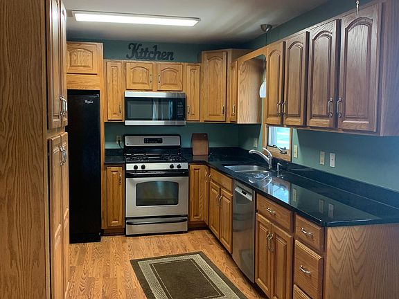 eat-in kitchen