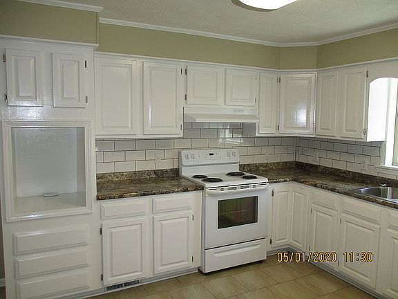 5th image of 598 Edgewood Cres