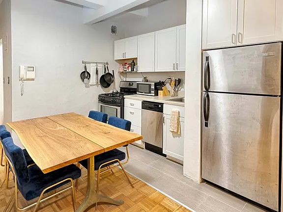 4th image of 229 E 28th St APT Lk