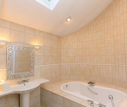 5th image of 73 Scarborough Cir