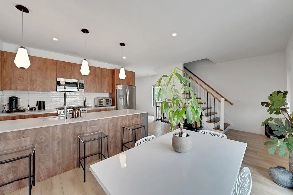 2 bed, 2.5 bath, 2200 sqft, $4,800 — Photo 3