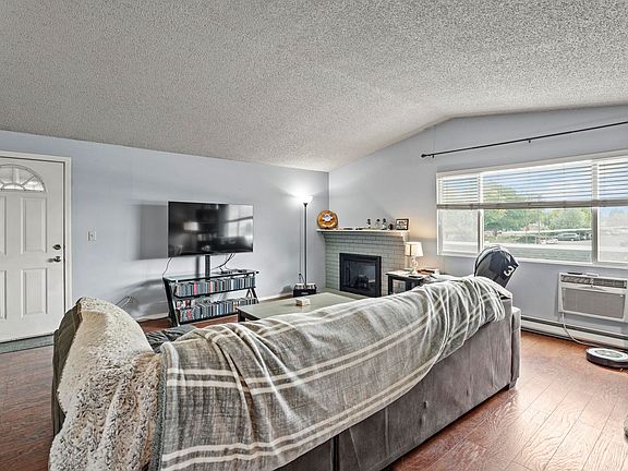 4th image of 310 E Weile Ave