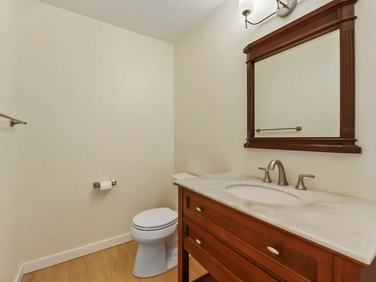 1 bed, 1.5 bath, 827 sqft, $1,490 — Photo 3