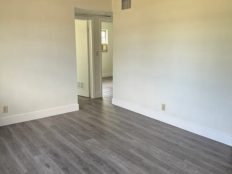 2620 SW 53rd Ave — Photo 5