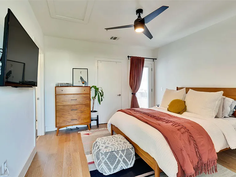 1128 Chicon St #201 — Photo 16