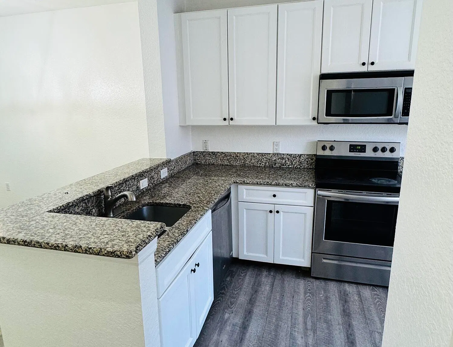 3 bed, 3.0 bath, 1557 sqft, $2,400 — Photo 3