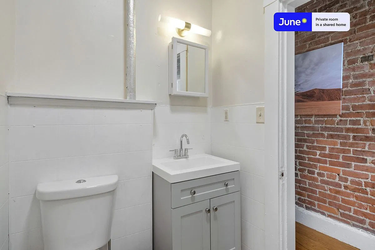 Full bedroom in 4 bed/1 bath home in Allston #458 B — Photo 3