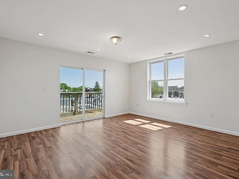 5027 Spruce St — Photo 11