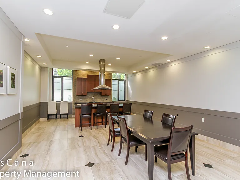 327 Breezehill Ave S #702 — Photo 24