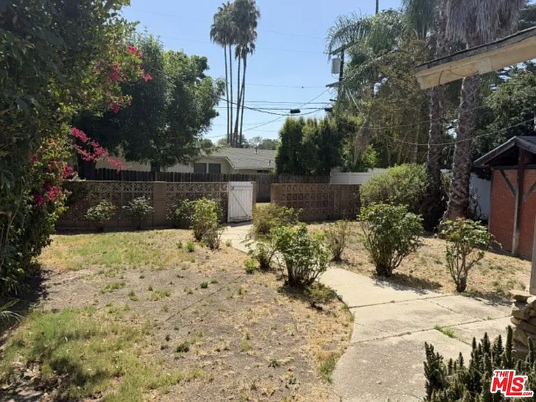 5136 Noble Ave — Photo 7