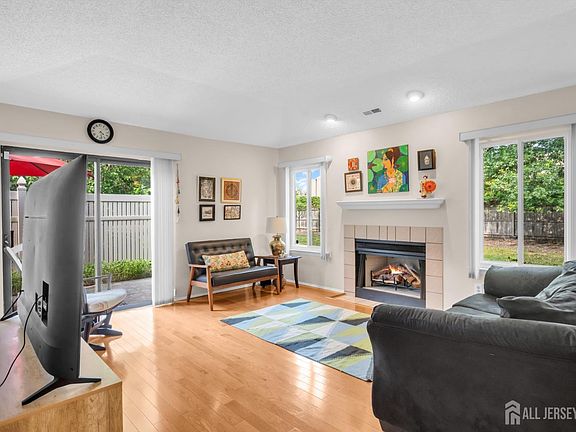 5th image of 44 Park Gate Dr