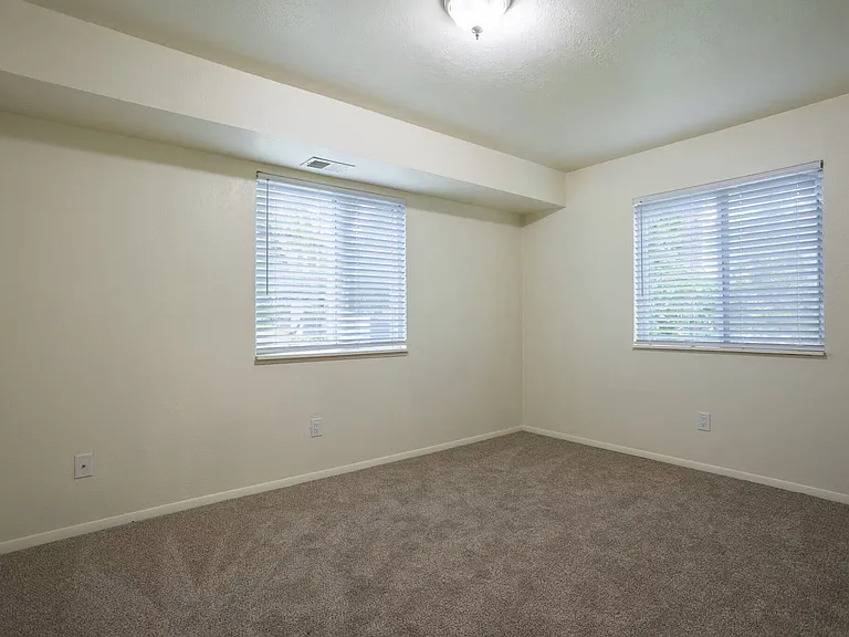 Leonard East Apartments Immediate Move In — Photo 8