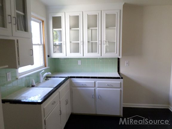 5th image of 2300 E 4th St