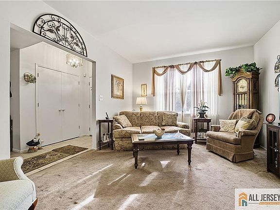 4th image of 26 Peachtree Ln