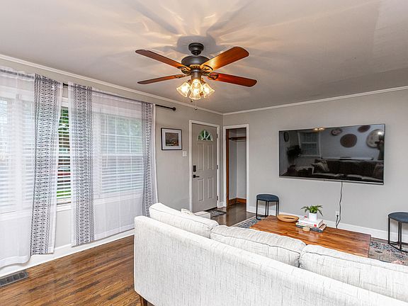 3rd image of 110 Chelan Dr