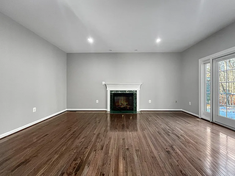 214 W Locust St — Photo 15