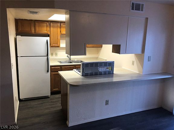 5th image of 585 Sellers Pl