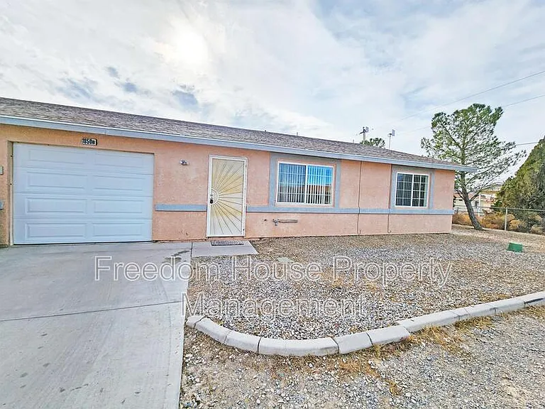 1850 Pershing Ave — Photo 3