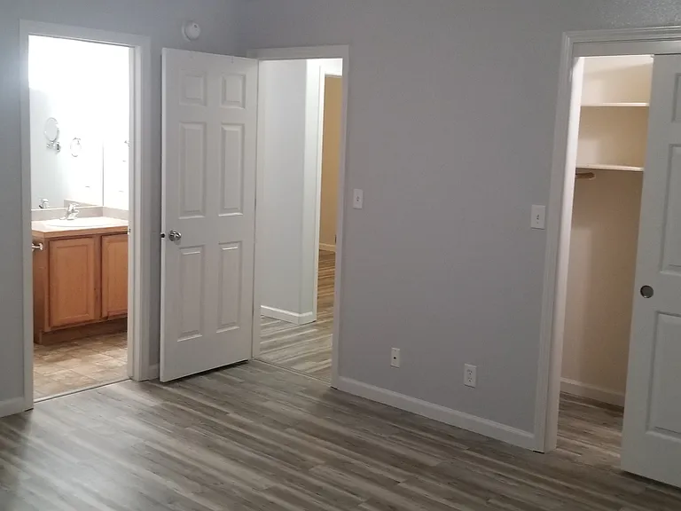 1563 Sommer St — Photo 11