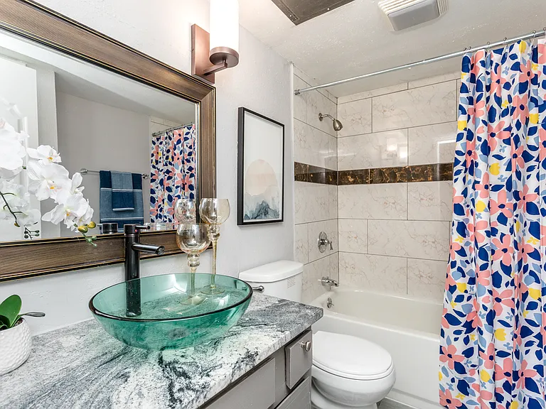 717 Ventura South Apartments — Photo 11