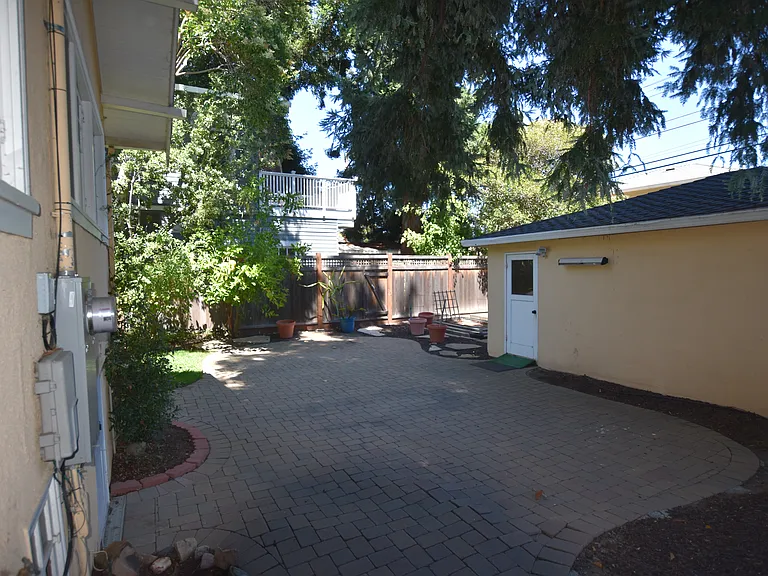 1635 Brewster Ave — Photo 18