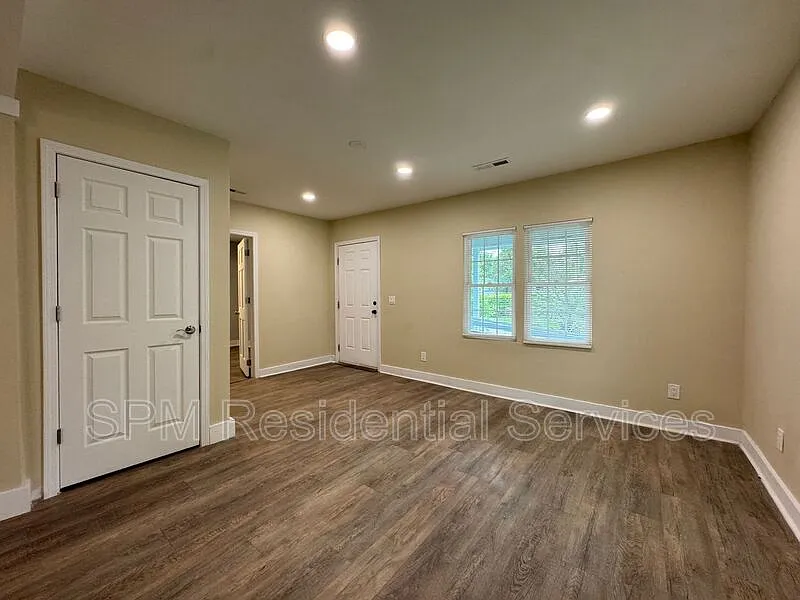 3 bed, 2.0 bath, 1044 sqft, $2,000 — Photo 3