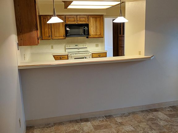 pass through from breakfast bar to den/breakfast nook