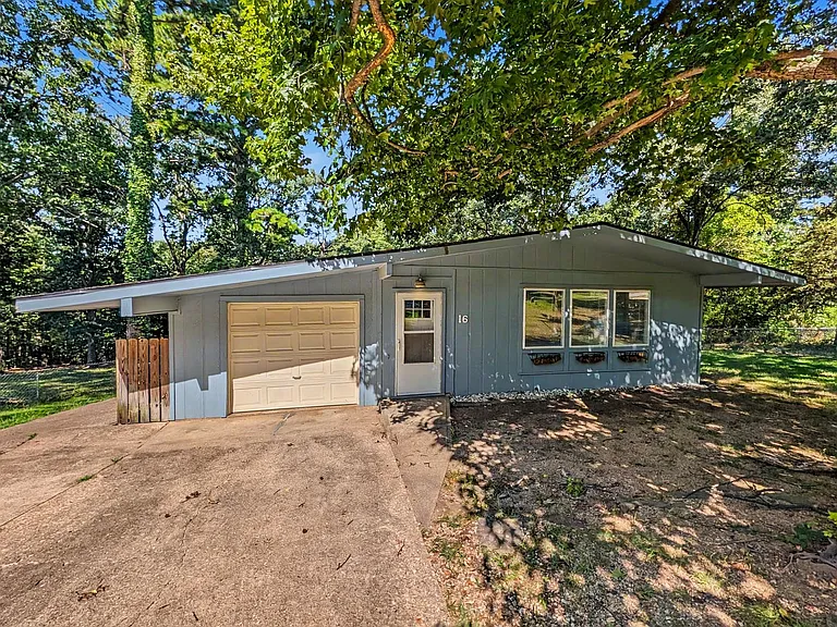 16 Evesham Ln — Photo 1