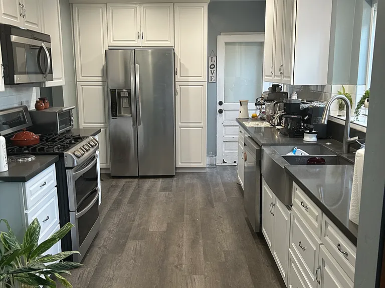 2201 W Wardlow Rd — Photo 3