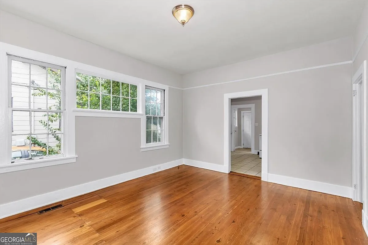 3 bed, 1.0 bath, 1324 sqft, $1,250 — Photo 4