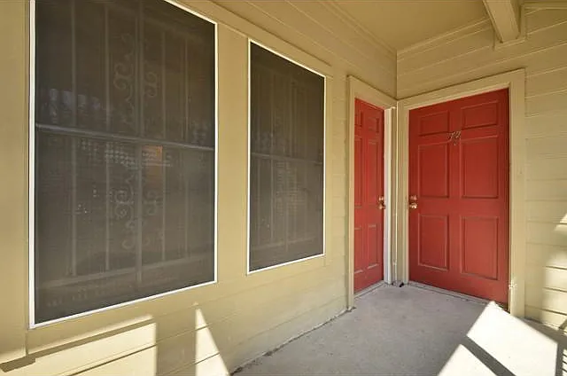 Infamous Orange tree condos. 2 blocks from campus hard wood floors washer and dryer — Photo 4