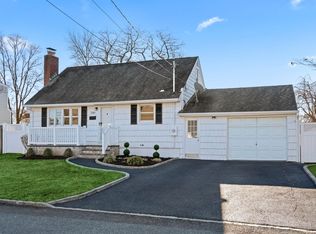320 Kurzon Rd, West Islip, NY 11795