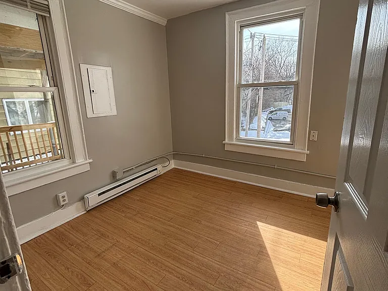 27 Hawthorne Ave — Photo 3