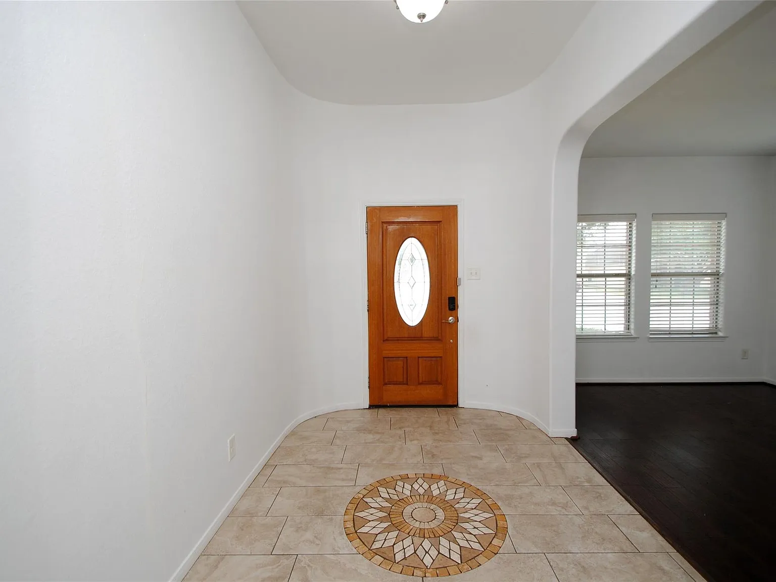 3 bed, 2.0 bath, 2209 sqft, $2,350 — Photo 3