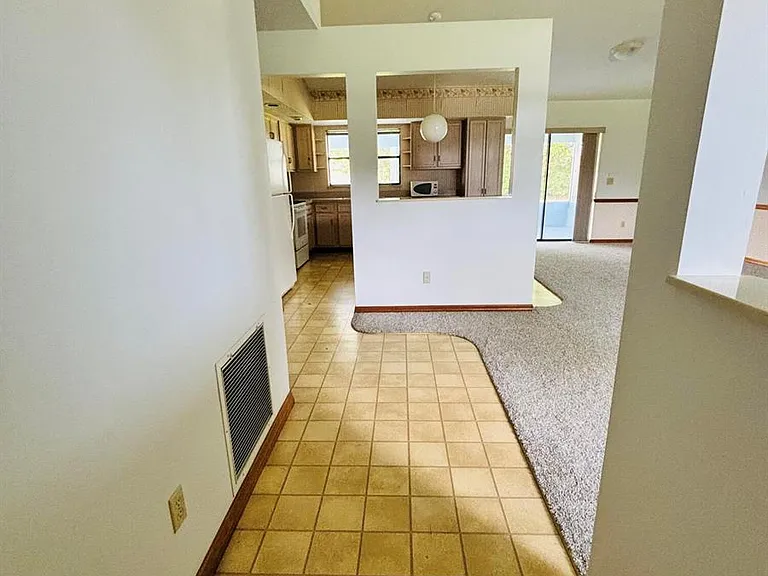 337 NW Tyler Ave — Photo 5