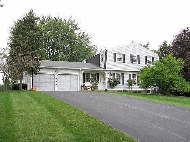 1st image of 40 Horseshoe Ln S