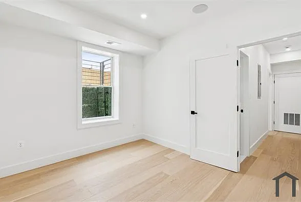 3 bed, 1205 sqft, $5,350 — Photo 4