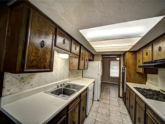 5th image of 859 Parkway Dr
