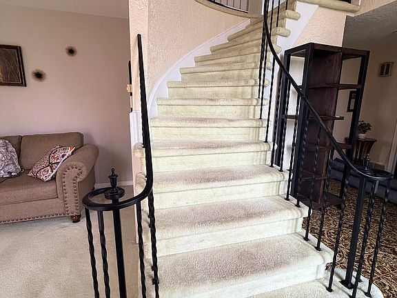 4th image of 228 Crestwood Ln