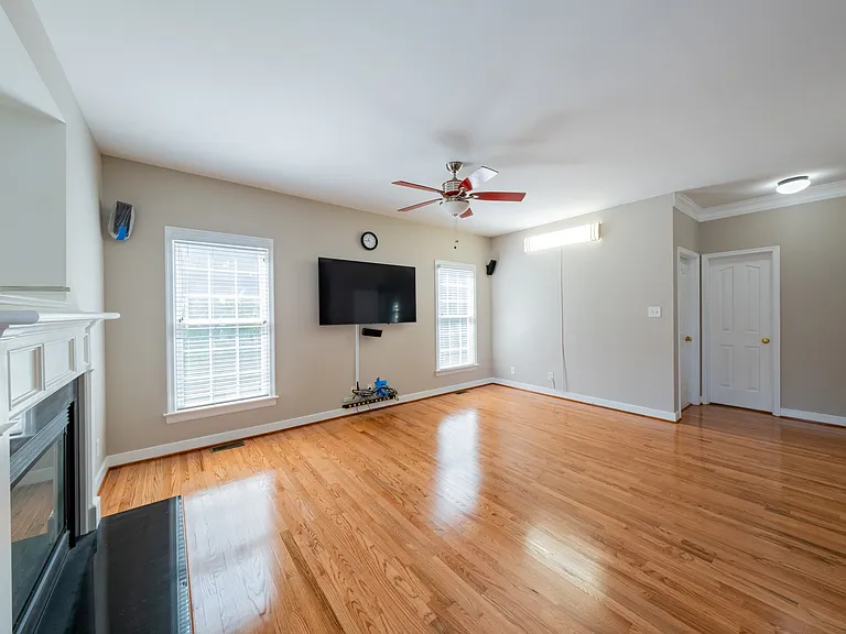 9721 Pemberton Crossing Dr — Photo 32
