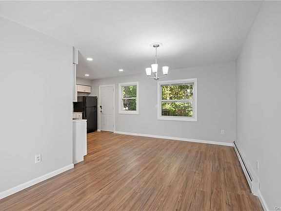 5th image of 24 Sandburg Ct