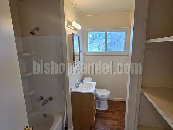 2nd image of 1023 Vincent St
