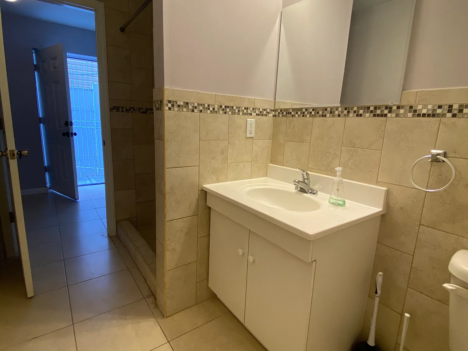 1 bed, 1000 sqft, $1,800 — Photo 3