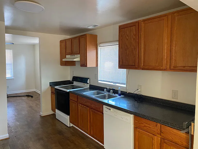 1532 Harding Ave — Photo 3