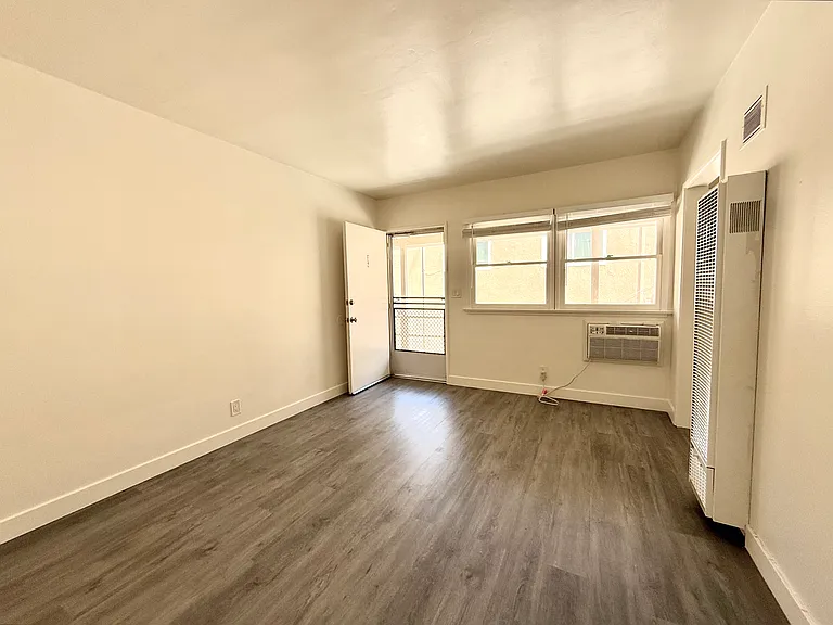 22719 Del Valle St #E — Photo 2