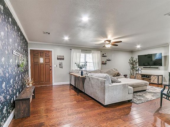 3rd image of 1701 S Luther Rd