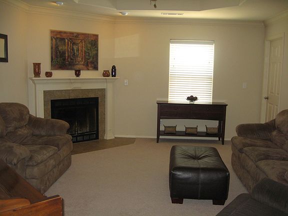 Living Room w/Tray Ceiling