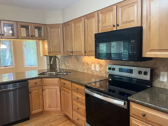 Tile backsplash and undercounter lighting