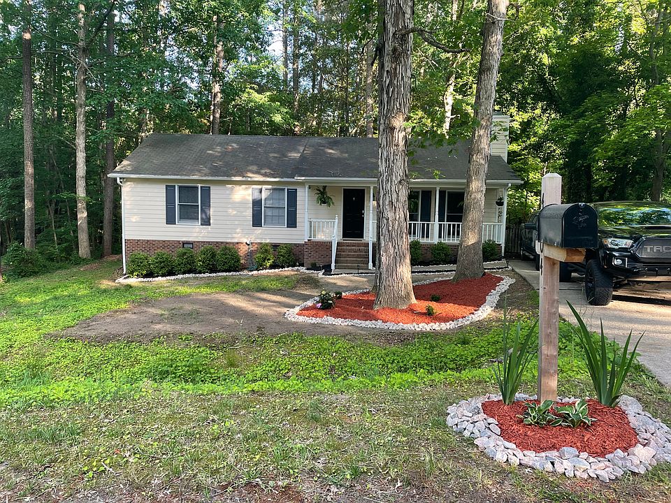 Spring Time photo - Front of house / front yard & mailbox