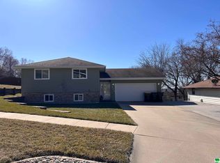 408 Idlewood Ct, Sioux City, IA 51104